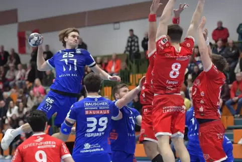 Kein Durchkommen: Der Haßlocher Konstantin Herbert (am Ball) kann die sprungstarke Ferndorfer Abwehr nicht überwinden. 