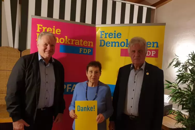Geehrt für langjährige Mitgliedschaft in der FDP (von links): Günter Eymael (50 Jahre), Christa Matthias (40 Jahre), Edwin Schra
