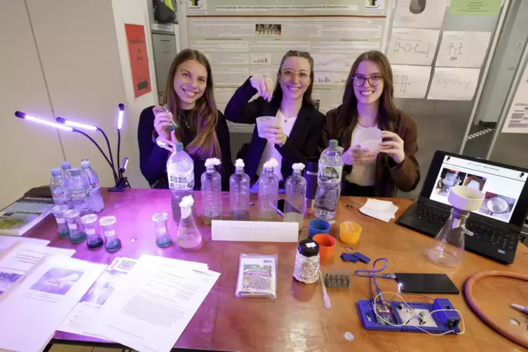 Forschten zu Mikroschadstoffen (von links): Johanna Kneller, Laura Fabienne Kadel und Malin Stempinski.