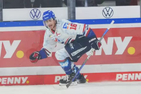 So feierte Markus Eisenschmid seinen sehr späten Ausgleichstreffer, der die Adler wenigstens in die Verlängerung brachte. 