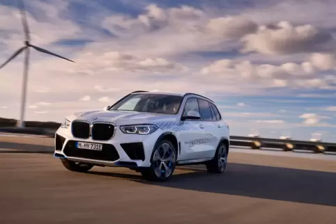 Der BMW iX5 Hydrogen wird mit Wasserstoff betankt