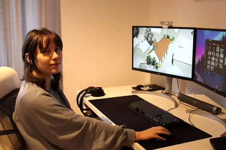 Constanze Littig an ihrem Computer, an dem sie ein 3D-Modell der alten Leimer Kirche entworfen hat. 