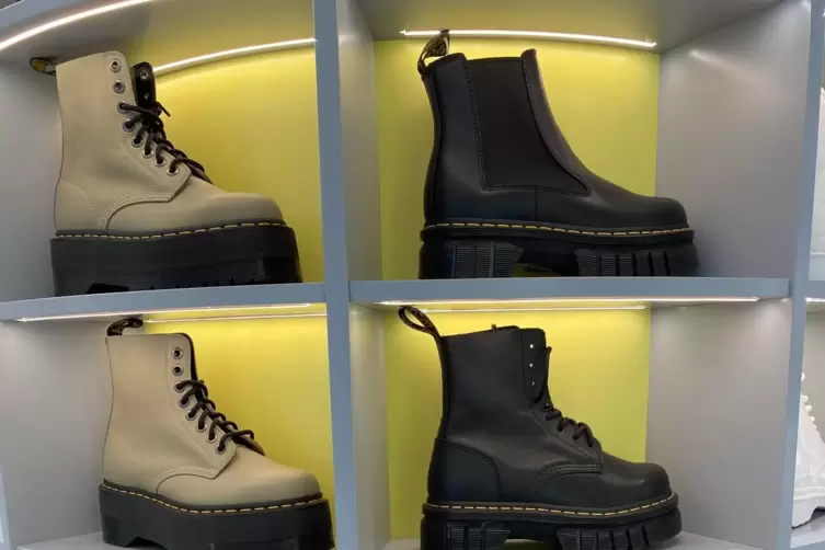 Leichte erh&ouml;hter, erdenschwerer Gang. Schuhmode. 