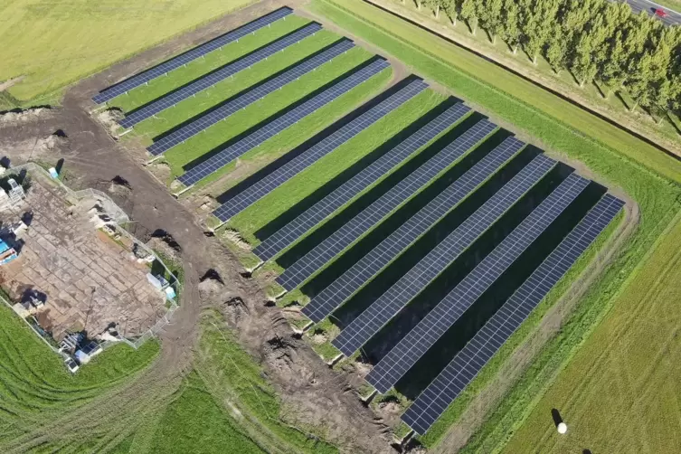 Mit sogenannten Agrivoltaik-Anlagen (unser Bild zeigt eine Anlage in den Niederlanden) können Landwirte ihre Flächen für die Erz