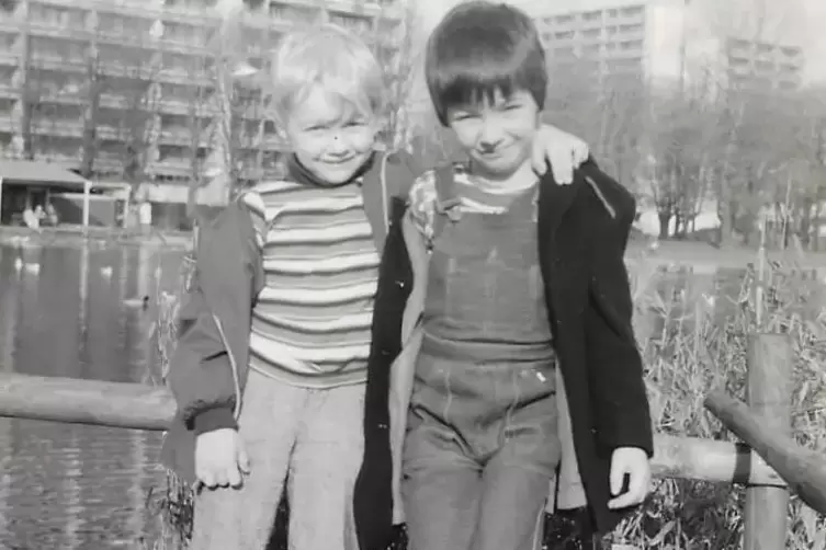 Schnappschuss in den 70ern am Weiher des Herzogenriedparks: Volker Endres (rechts) mit Cousin. 