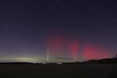 Polarlichter leuchten über Jerichow im Landkreis Jerichower Land in Sachsen-Anhalt. 