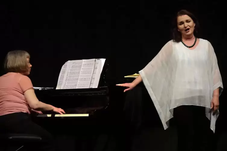 Die Sopranistin Daniela Grundmann und die Pianistin Brigitte Becker stellten im Congress Center ein Brahms-Programm vor. 