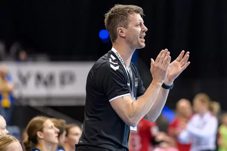 Markus Gaugisch feuert seine Spielerinnen an.