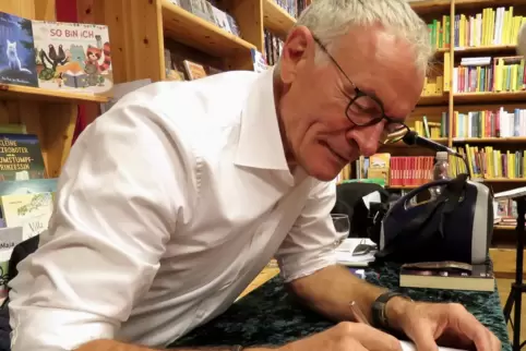 Signiert seinen Krimi-Erstling bei einer Lesung: Walter Herzog. 