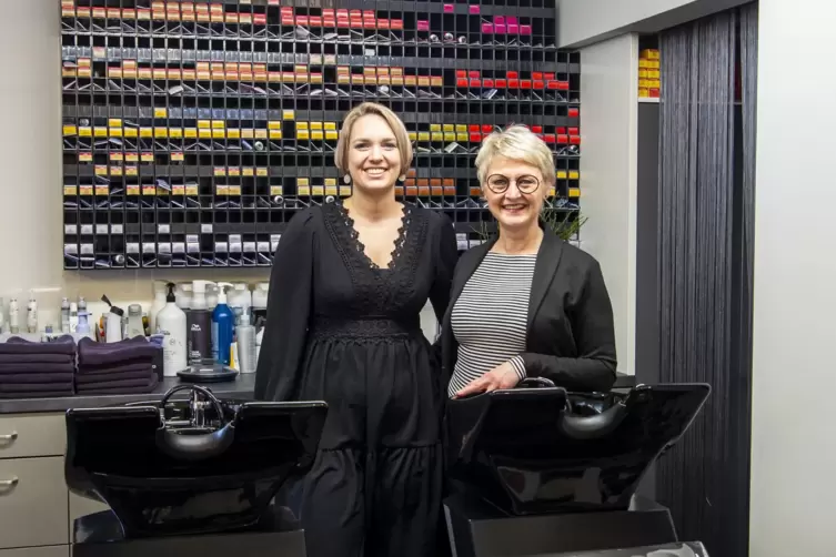 Maria Luiz (rechts) und Mitarbeiterin Christin Kraft sind mit dem Friseur-Atelier Maria in den neuen Räumen in Erpolzheim.