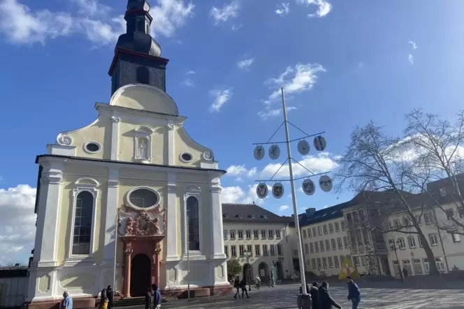 In der Pfarrei Heilige Dreifaltigkeit gibt es unter den Gemeindemitgliedern offenbar keine Bereitschaft, ehrenamtlich in einem L In der Pfarrei Heilige Dreifaltigkeit gibt es unter den Gemeindemitgliedern offenbar keine Bereitschaft, ehrenamtlich in einem L