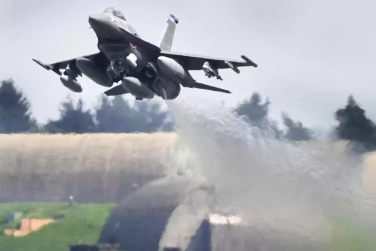 Wunschflugzeug der Ukrainer: der US-Kampfjet vom Typ F-16 beim Start auf der Airbase Spangdahlem in der Eifel. 