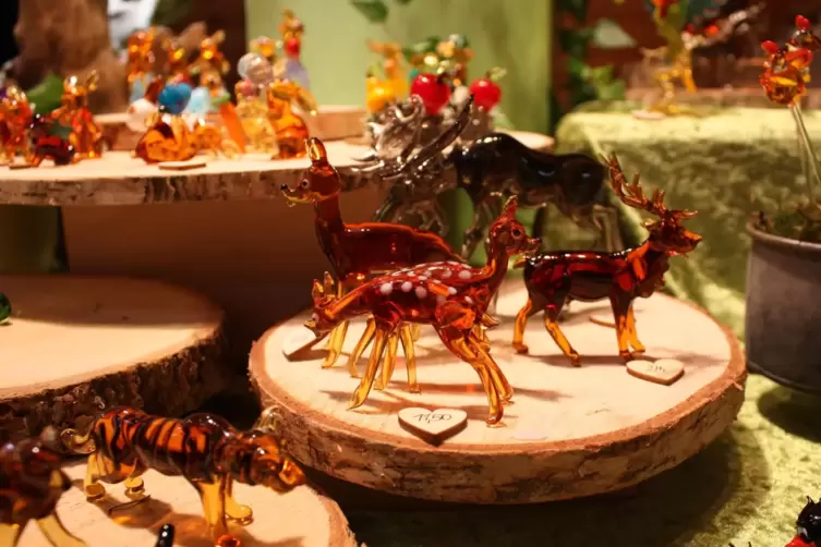 Ein Beweis f&uuml;r die Vielfalt an Formen und Materialien: Rehe aus Glas.