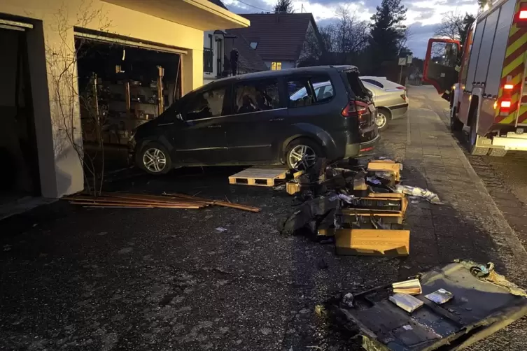 Für die Nachlöscharbeiten wurde das Auto aus der Garage hinausgeschoben. 