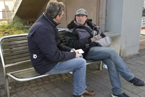 Volker Endres im Gespräch mit Thorsten Zinnall (rechts). 