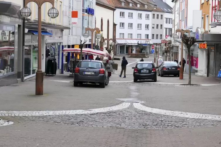 So präsentiert sich die Fußgängerzone am Kaufhaus Moster nur noch wenige Tage. Ab Montag reißen die Stadtwerke einen Riesengrabe