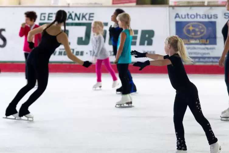 Schlittschuhlaufen ist beliebt als Freizeit- und Profisport.