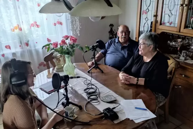Für die Aufnahmen ist Rebecca Singer gemeinsam mit Kollegin Elisia Ruiz auch mal zu den Gesprächspartnern nach Hause gefahren, w