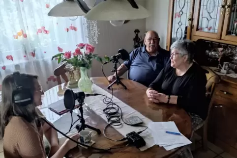Für die Aufnahmen ist Rebecca Singer gemeinsam mit Kollegin Elisia Ruiz auch mal zu den Gesprächspartnern nach Hause gefahren, w