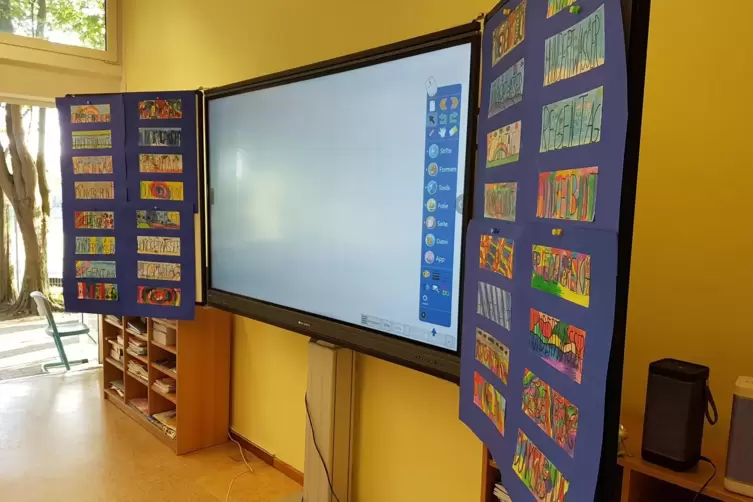 Digitale Tafel an der Blies-Grundschule. Laut Verwaltung sind inzwischen weit über 1000 dieser modernen Tafeln im Unterricht im 