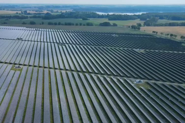Strom erzeugen und ein Feld weiterhin landwirtschaftlich nutzen: Das ermöglicht eine Freiflächen-Photovoltaikanlage. 