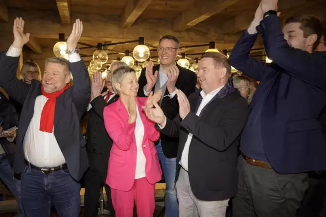SPD-Jubel am Wahlabend: Siegerin Beate Kimmel umgeben von Landtagsabgeordnetem Andreas Rahm, Minister Alexander Schweitzer, ihre