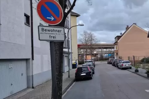 Das Bewohnerparken soll in Ludwigshafen deutlich teurer werden. Gehwegparken – im Bild die Amalienstraße (West) – wird bisher no