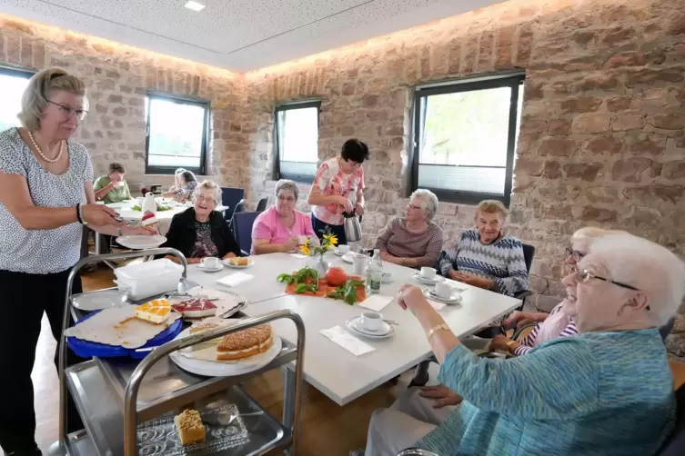 Senioren-Café im Zehnthaus in Berghausen im vergangenen Jahr: Jetzt kommen weitere Treffs für ältere Menschen hinzu.
