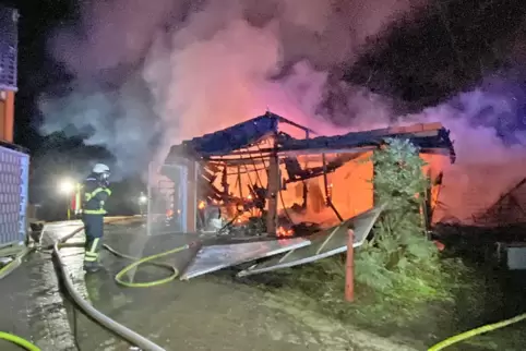 Für die Helfer bedeutete der Brand einen schwierigen Einsatz.