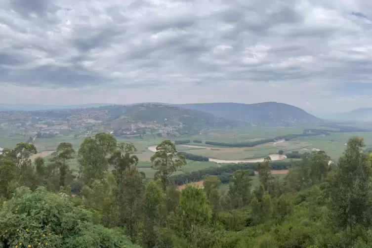 Eine dicht besiedelte Hügellandschaft in Ruanda.