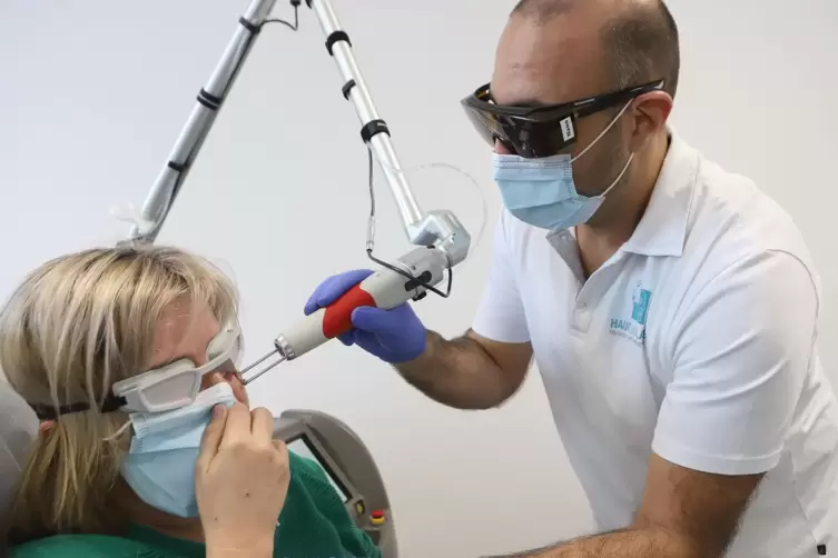 Mounir Anwar bei einer Laserbehandlung. Die Praxis Haut und Laser hat er Anfang 2020 übernommen. 