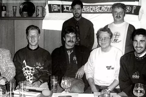 Am 14.November1992 besuchten die FCK-Profis Frank Lelle und Stefan Kuntz den Münchweilerer FCK-Fanclub. Unser Foto zeigt von lin