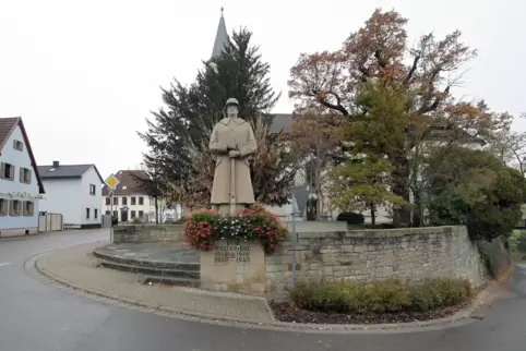 Steinerne Zeugen der Vergangenheit wie das Kriegerdenkmal in Berghausen gibt es in Römerberg viele. Jetzt soll die Geschichte au