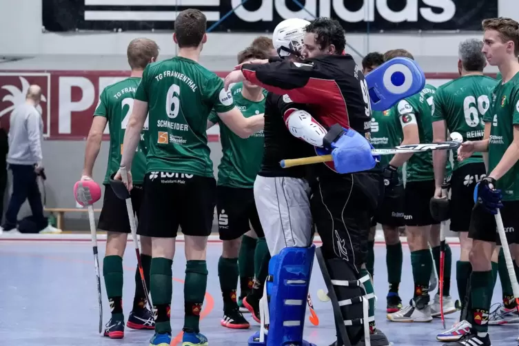 5:5 – extrem wichtiger Punktgewinn beim Mannheimer HC: Die TG-Torhüter Thimo Bernet (links) und Oliver Scharfenberger umarmen si