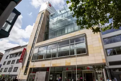 Die Sparkasse hat auf die Kritik wegen langer Warteschlangen am Altenhof reagiert. 