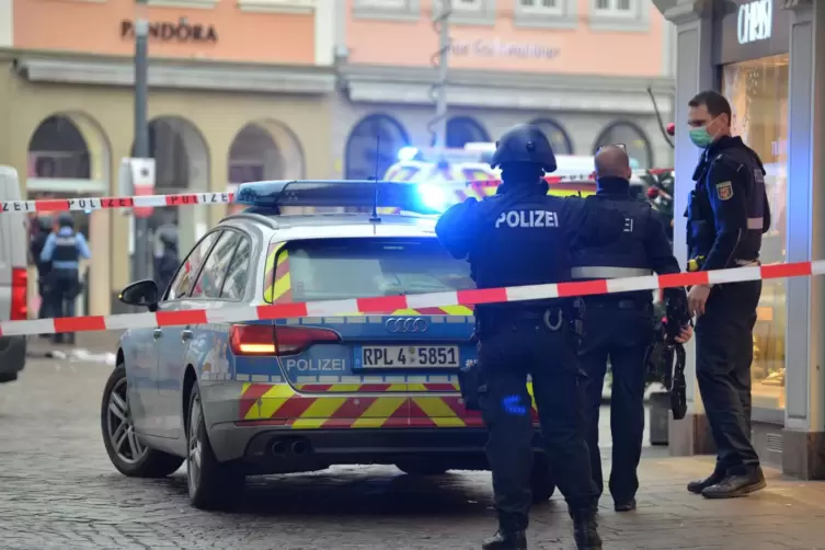 Verbrechen mit fünf Todesopfern: Polizisten sichern nach der Amokfahrt Ende 2020 die Trierer Fußgängerzone. 