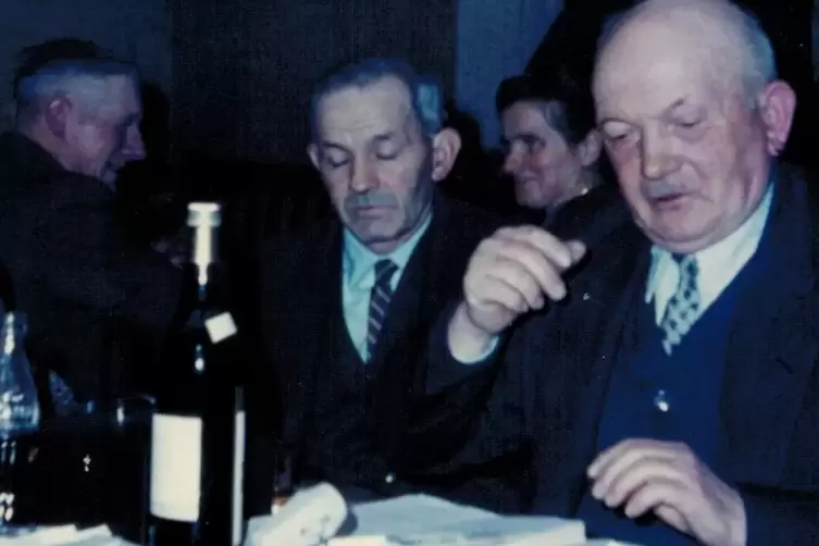 Walter Zimmer (rechts) bei einer Sitzung des Gemeinderats Schwarzerden im Jahr 1963. 