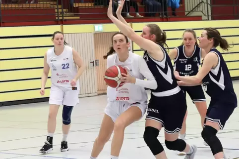 Ihre Treffer- und Reboundquote ist wieder gefragt: Annika Soltau (am Ball). 