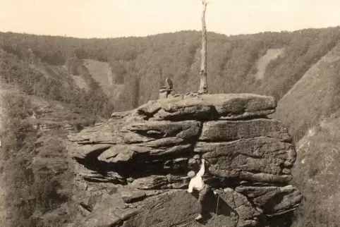 Der „vergessene Felsen“, der bei Kletteren überaus bekannte „Hauensteiner Turm“: Unser Archivfoto zeigt die Ersteigung durch ein