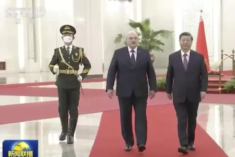 Den roten Teppich ausgerollt: Xi (rechts) empfängt Lukaschenko in Peking.roten 