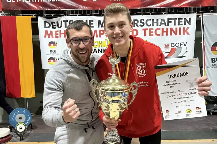 Jaron Kihm (rechts) bei den Deutschen Meisterschaften mit seinem Trainer Tom Schwarzbach.