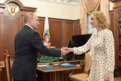 Maria Lwowa-Belowa, die russische Kinderrechtsbeauftragte, berichtet Präsident Wladimir Putin von ukrainischen Kindern, die nach