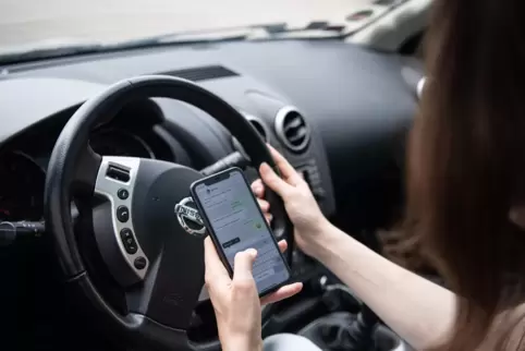 Der Anteil der in einer Studie befragten Autofahrer, die am Steuer Textnachrichten schreiben oder lesen, ist drastisch gestiegen