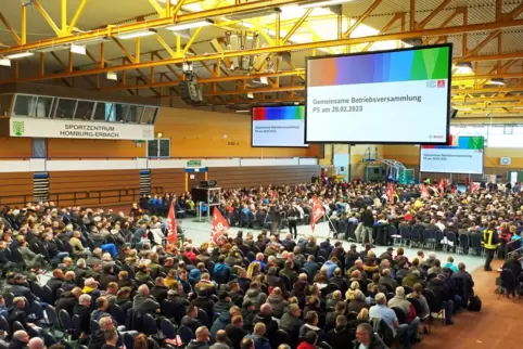 Die Sporthalle in Erbach platzt bei der Betriebsversammlung aus allen Nähten. 2200 Leute sind da. 