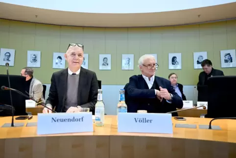Zumindest einer fühlte sich nicht so wirklich wohl im Sportausschuss: Rudi Völler sowie Polit-Profi und DFB-Chef Bernd Neuendorf