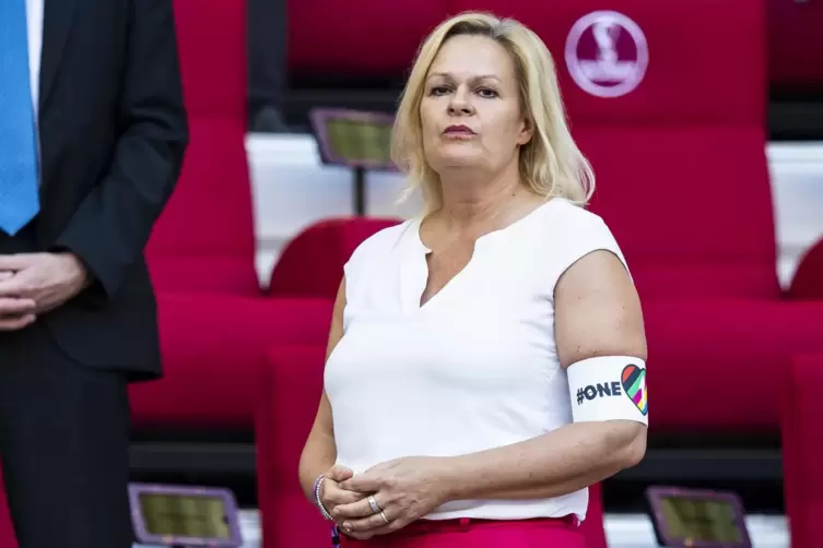 Innenministerin Nancy Faeser mit One-Love-Binde beim WM-Spiel gegen Japan. 