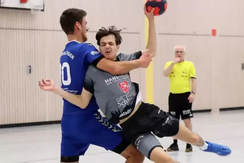 Gestoppt: Oliver Jann (rechts) vom TSV Speyer kommt nicht durch.