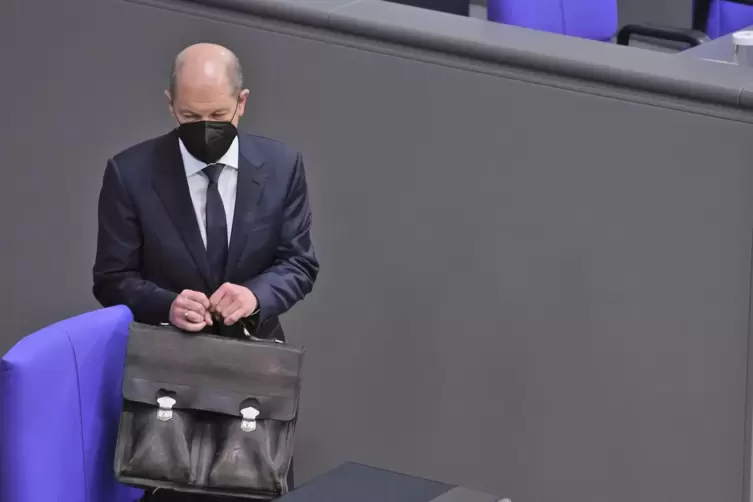 In seiner Aktentasche transportiert Olaf Scholz seine Lesebrille, Tageszeitungen &ndash; und nat&uuml;rlich auch Akten. Inzwischen ist das 