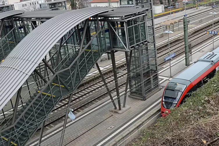 Mündet künftig in die Schillerstraße: der Fußgängersteg über die Gleise im Hauptbahnhof.