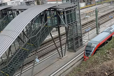 Mündet künftig in die Schillerstraße: der Fußgängersteg über die Gleise im Hauptbahnhof.